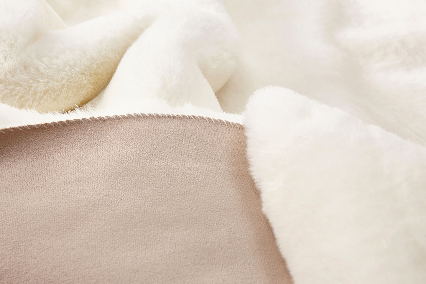 Furniture of America - Caparica 5' X 7' Area Rug in Off-White - RG4144 View 3