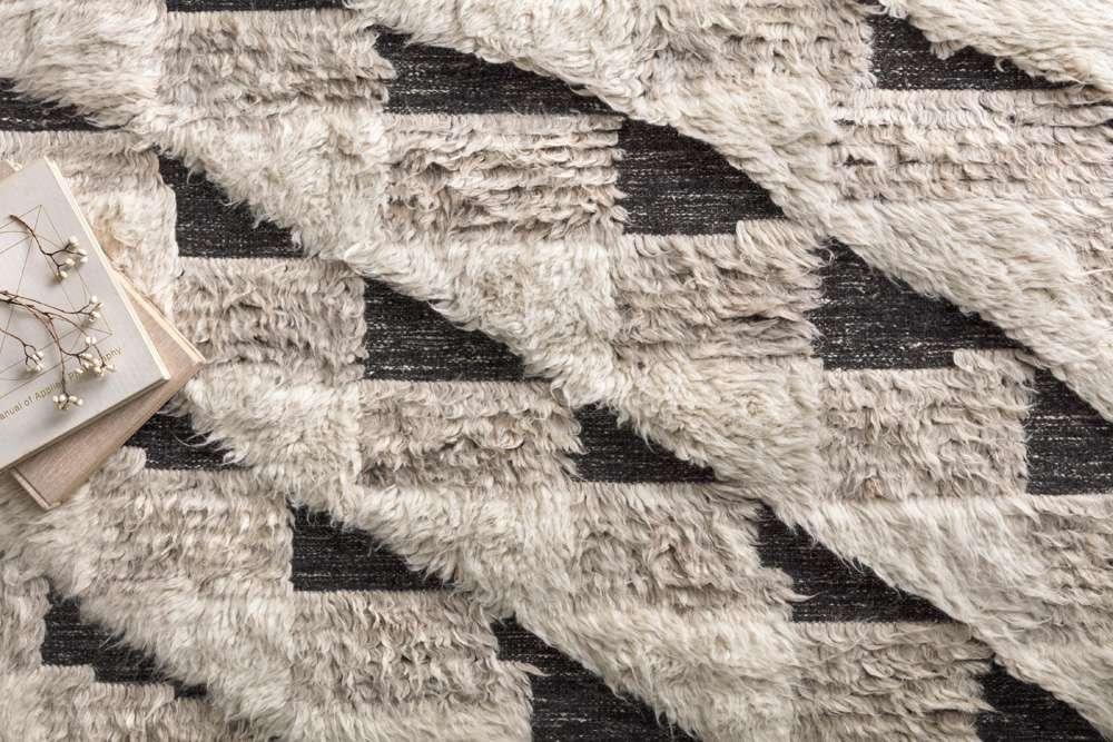 Loloi - Khalid Natural / Black 5-6in x 8-6in Area Rug - KHALKF-02NABL5686 veiw 3