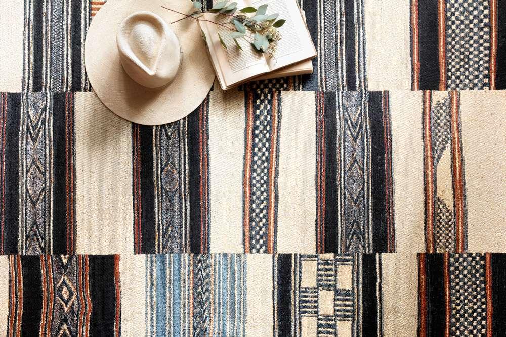 Loloi - Mika Ivory / Multi 2-5in x 4 Accent Rug - MIKAMIK-04IVML2540 veiw 3