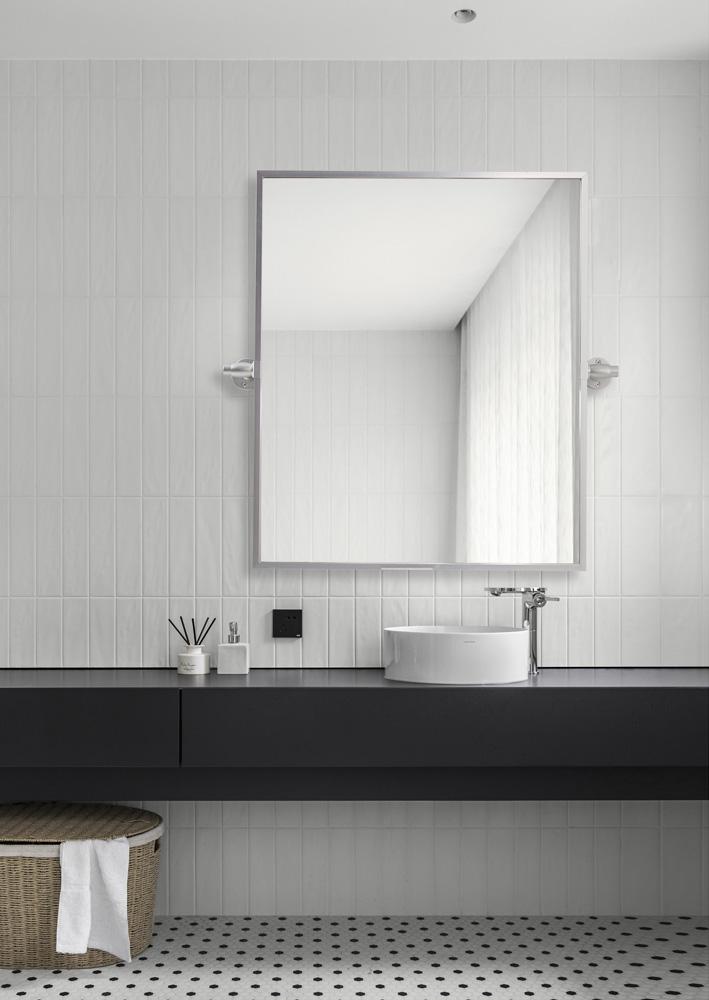 Elegant Furniture & Lighting - Everly Rectangle pivot mirror 24x20 inch in silver - MR6E2024SIL veiw 2