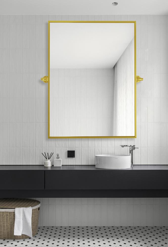 Elegant Furniture & Lighting - Everly Rectangle pivot mirror 24x32 inch in gold - MR6E2432GD veiw 2
