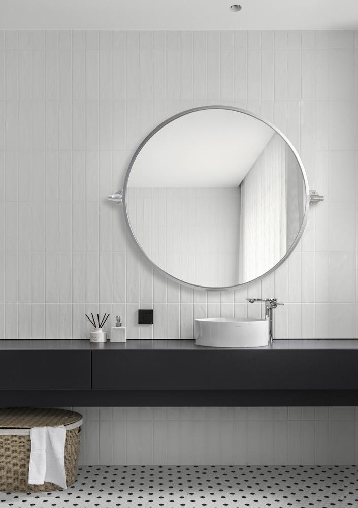 Elegant Furniture & Lighting - Everly Round pivot mirror 24 inch in silver - MR6B24SIL veiw 2