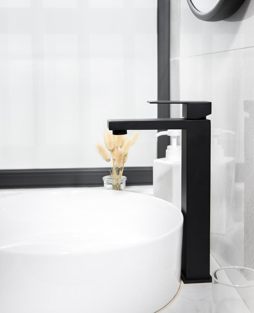 Elegant Furniture & Lighting - Jakob Single Hole Single Handle Bathroom Faucet in Matte Black - FAV-1002MBK veiw 2
