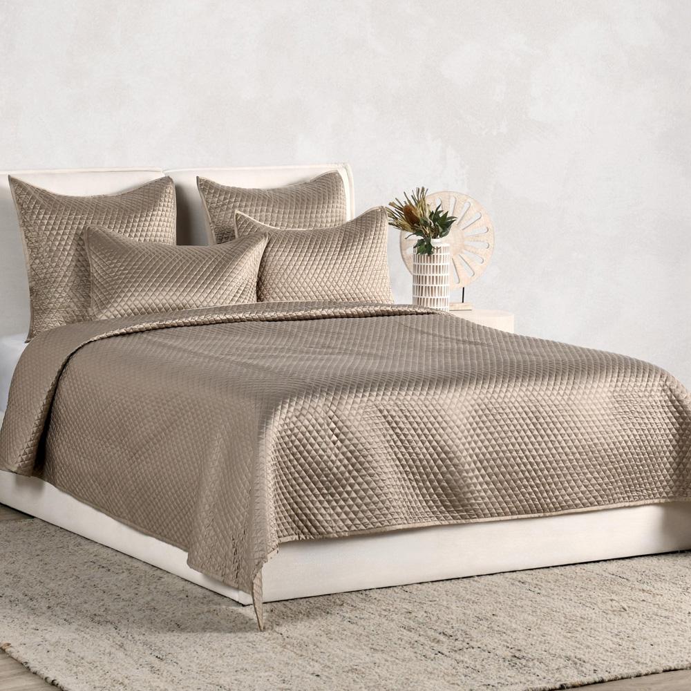 Villa by Classic Home -  Winthrop 100% Sateen Natural Queen Quilt  - 94W - Natural - V011876 veiw 2