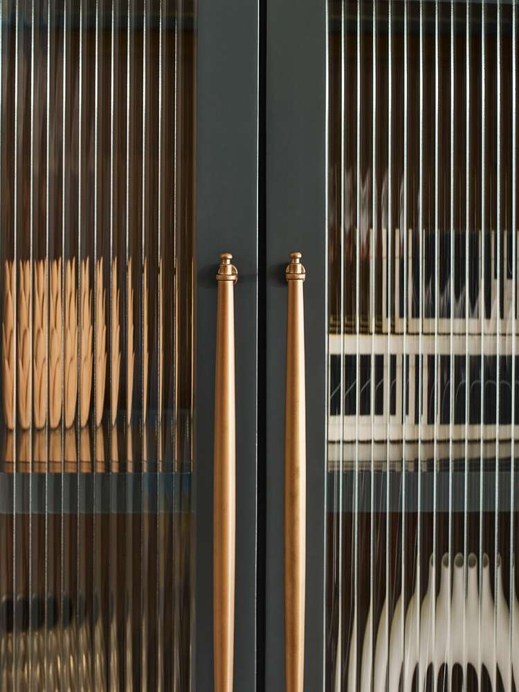 Emery Park - Alexander Pier/Display Cabinet in Midnight Finish - I3014-226 veiw 4