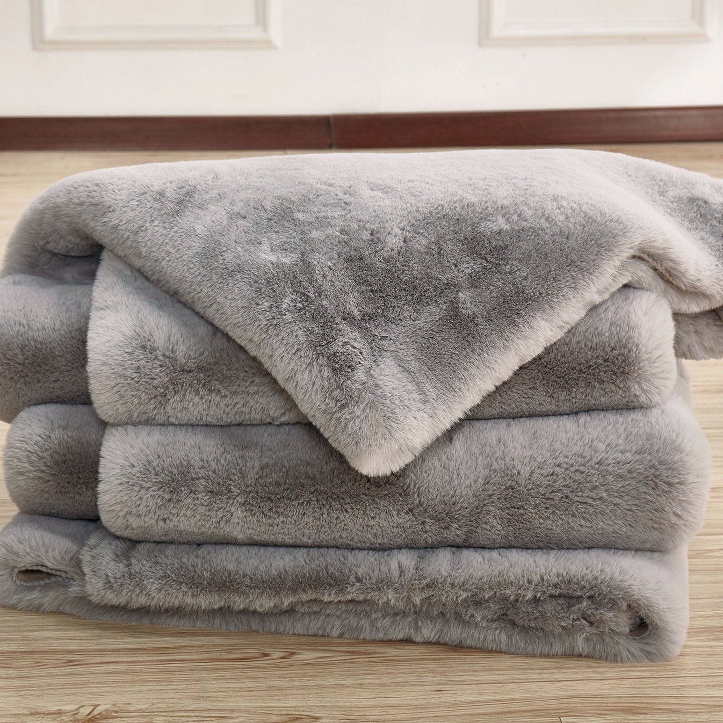 Furniture of America - Caparica 5' X 7' Area Rug in Silver - RG4143 View 3