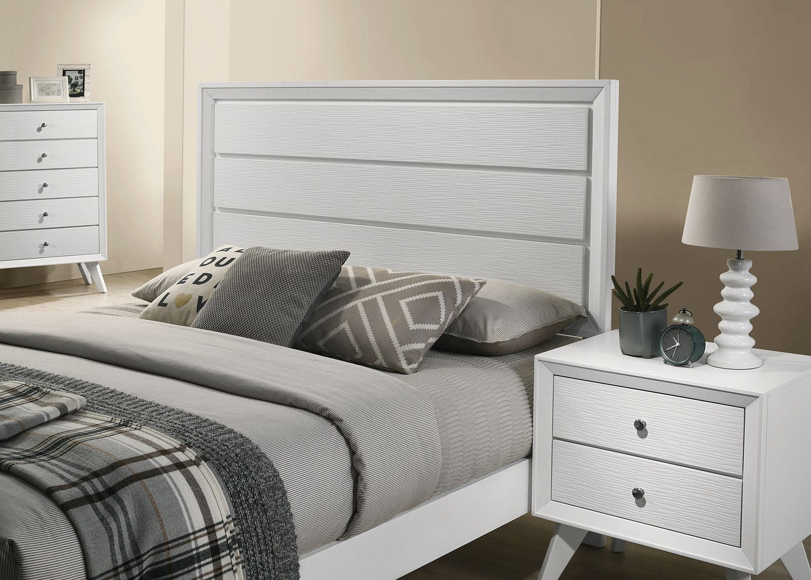 Furniture of America - Dortmund 5 Pc. Queen Bedroom Set w/ Chest in White - CM7465WH-Q-5PC-CHEST View 3