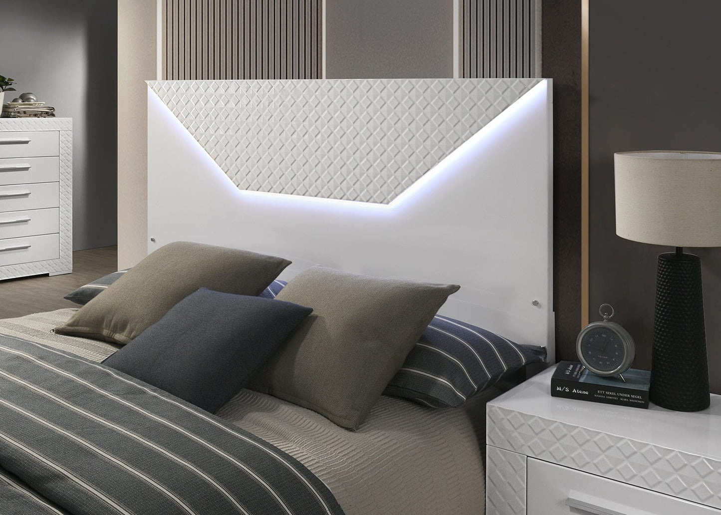 Furniture of America - Whitby Queen Bed in White - FM7216WH-Q-BED View 3
