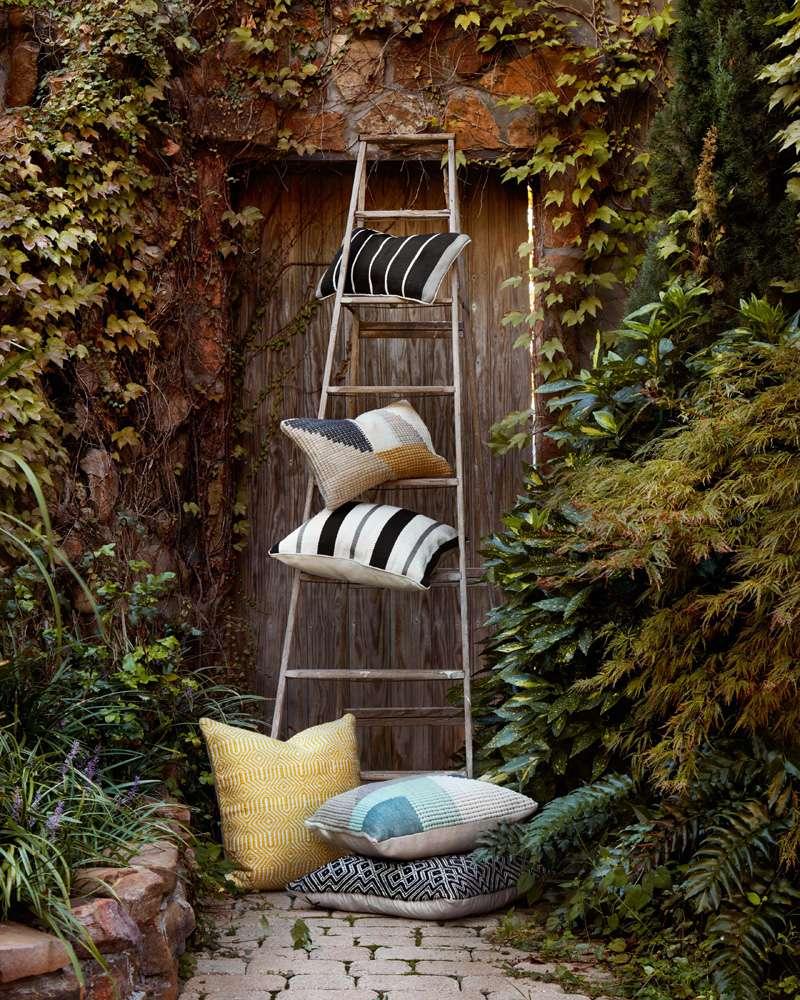 Loloi - P0339 Yellow / Ivory 22in x 22in Cover w/Down Pillow - DSETP0339YEIVPIL3 veiw 2