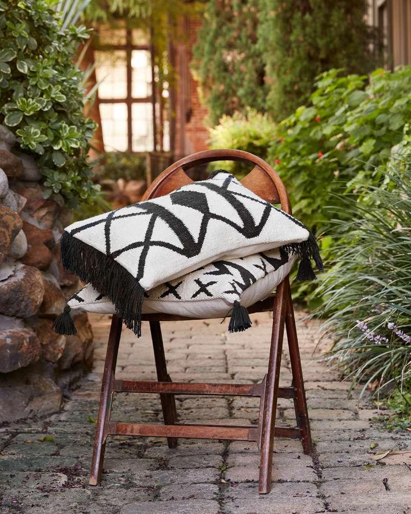 Loloi - P0502 Black / Ivory 18in x 18in Cover w/Down Pillow - DSETP0502BLIVPIL1 veiw 2