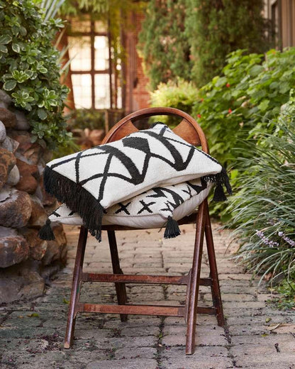 Loloi - P0502 Black / Ivory 18in x 18in Cover w/Down Pillow - DSETP0502BLIVPIL1 veiw 2