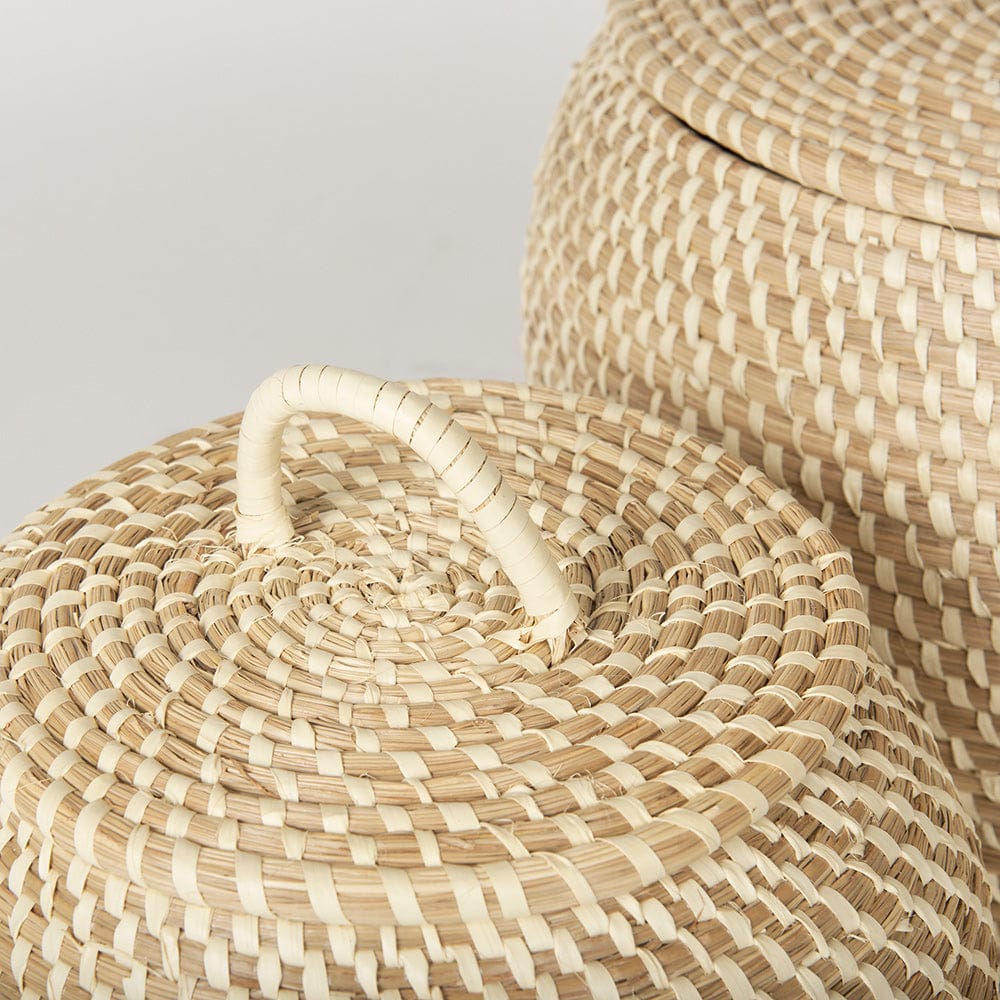 Mercana - Kalopa Seagrass Floor Baskets w/ Flat Handled Lid (Set of 2) - 70232 view 6