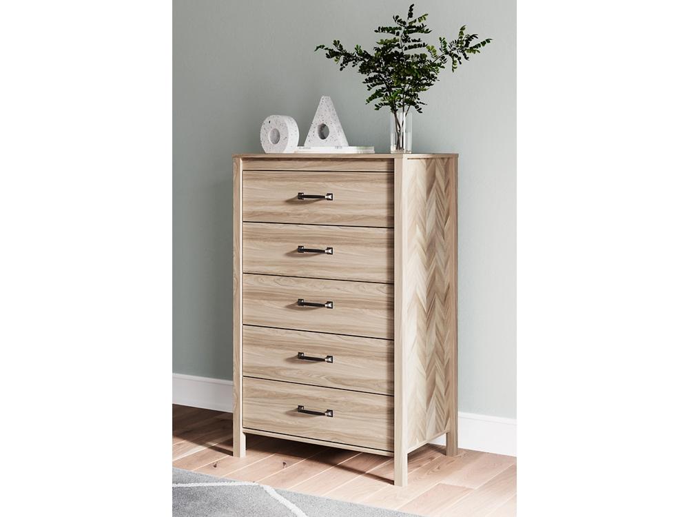Signature Design by Ashley - Battelle Five Drawer Chest in Tan - EB3929-245 veiw 2