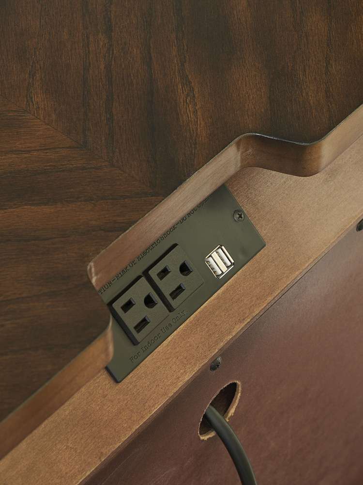 Steve Silver - Royale Nightstand w/USB and Power Outlet - RY900NS veiw 4